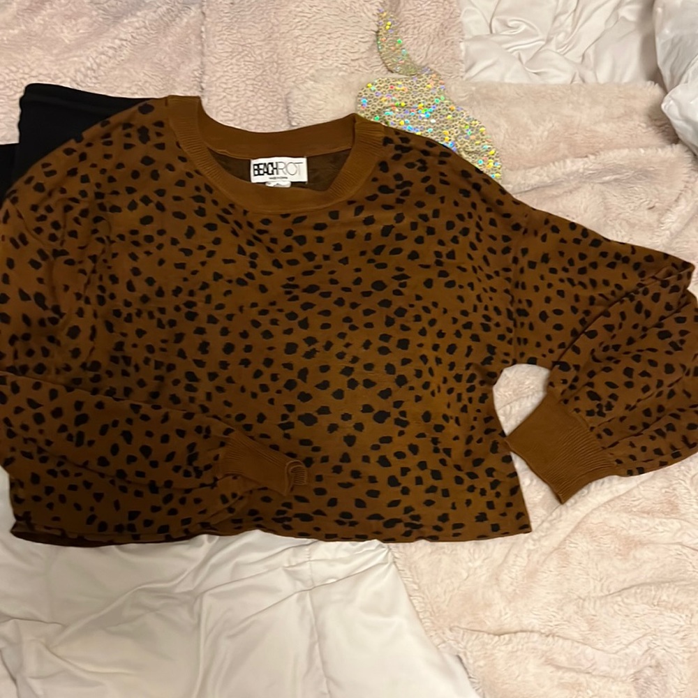 BEACH RIOT knit cheetah print crop sweater